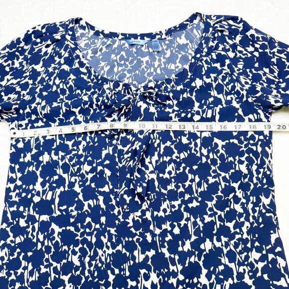 IZOD Blue & White Floral Print Satin Short Sleeve Top Blouse size Small - Picture 3 of 8